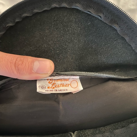 Vintage Genuine Leather Black Fanny pack - adjustable - like new - Picture 4 of 4